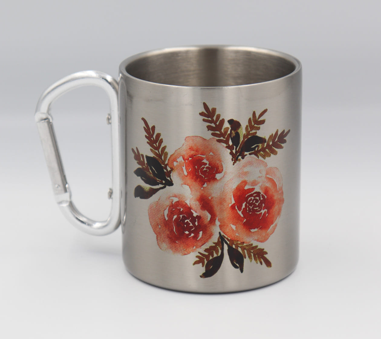 Kovový hrnek s karabinkou „Bohem milovaná“ s květy